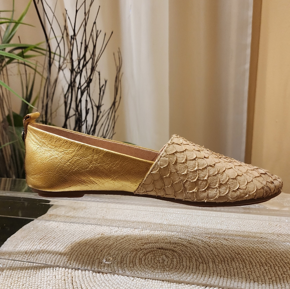 haus of harlow gold flats size 36 like new